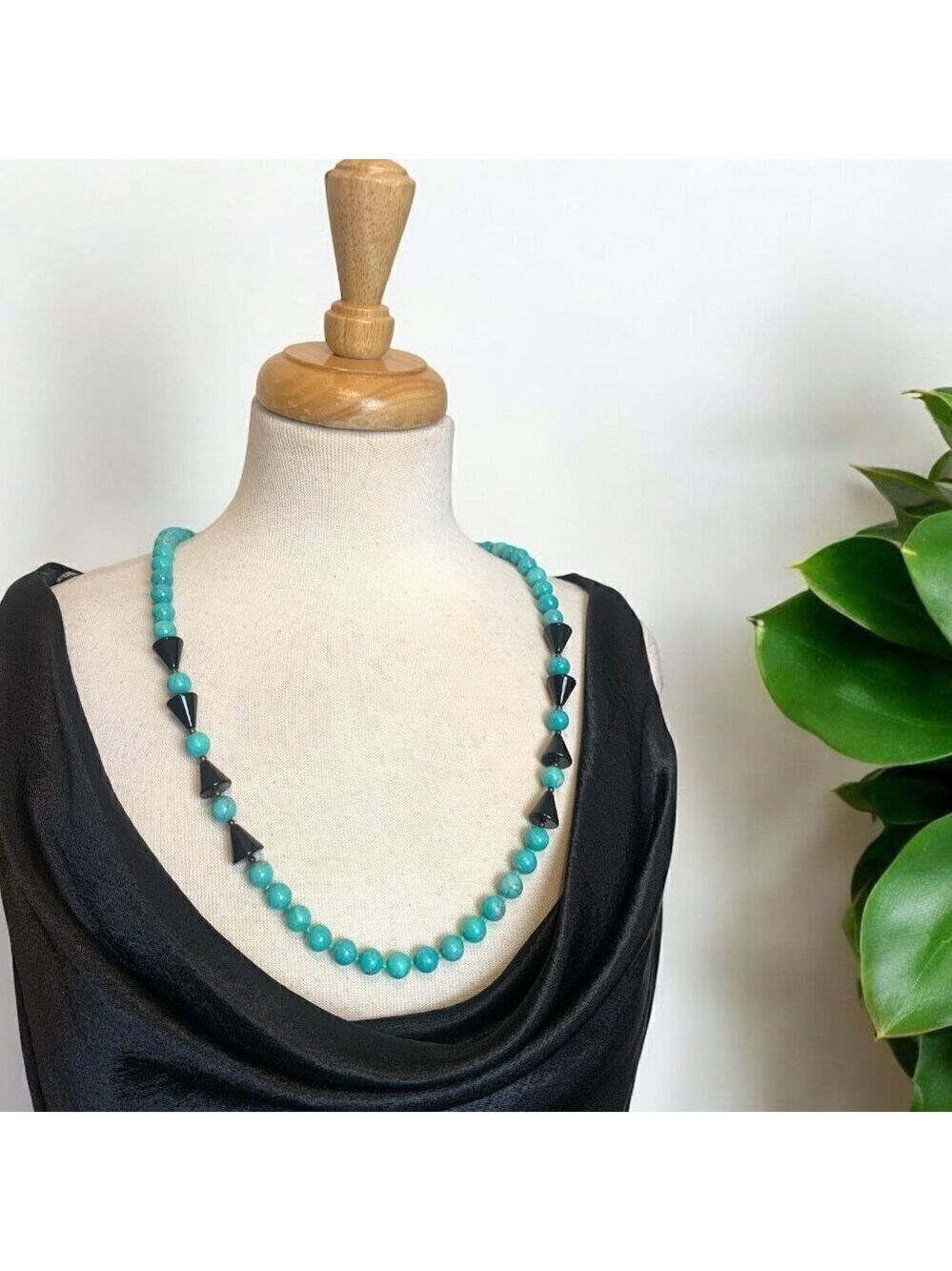 Vintage Southwest Howlite and Black Glass Bead Necklace 30 Inch